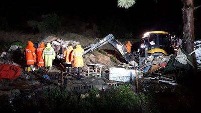 Fırtına faciaya yola açtı: 2 ölü