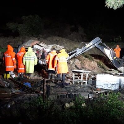 Fırtına faciaya yola açtı: 2 ölü