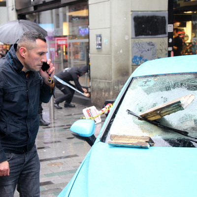 Taksim'de binadan kopan beton taksiye ok gibi saplandı