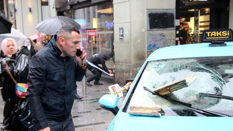 Taksim'de binadan kopan beton taksiye ok gibi saplandı