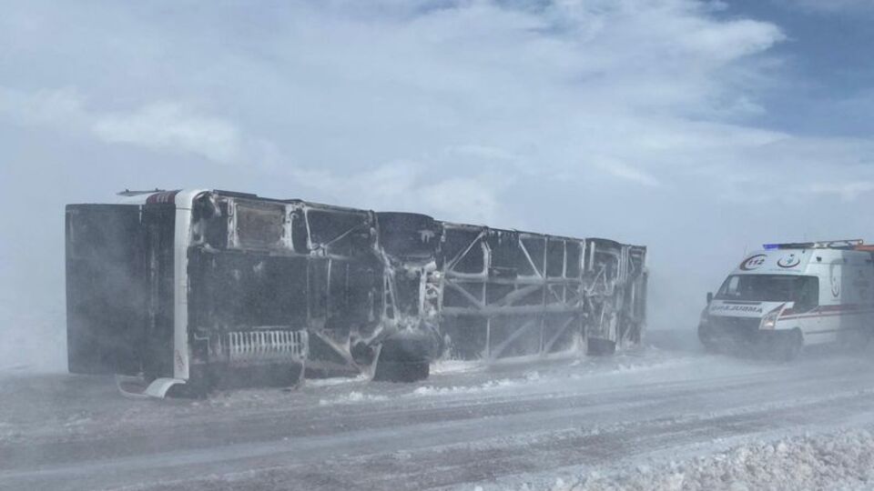 Yolcu otobüsü devrildi: Yaralılar var