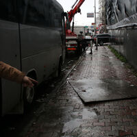 Reklam panosundan kopan parça öldürdü