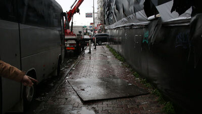 Reklam panosundan kopan parça öldürdü