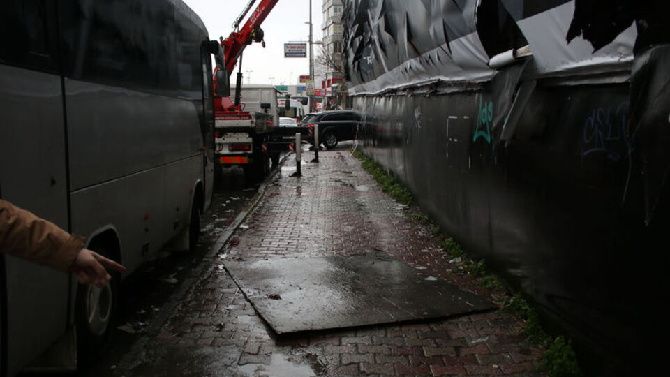 Reklam panosundan kopan parça öldürdü