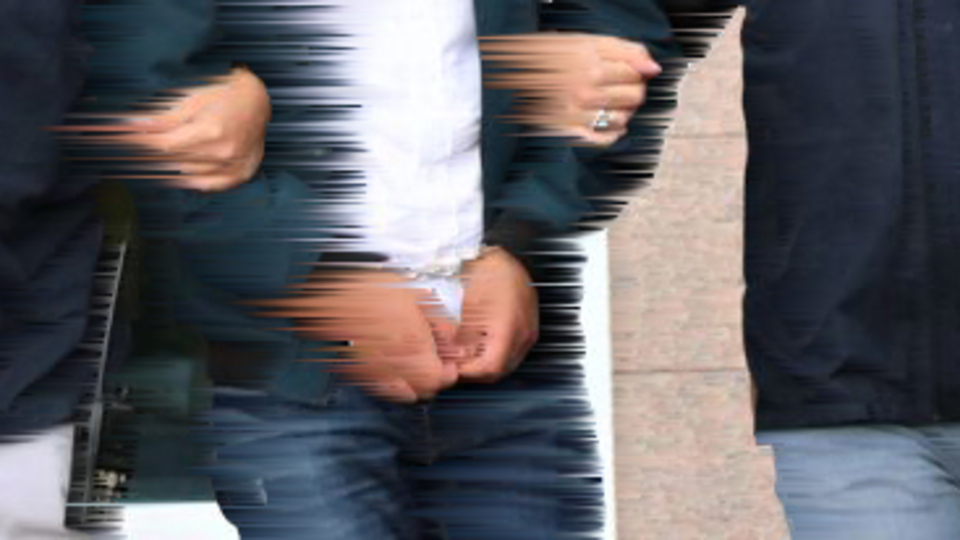 İzmir'de FETÖ şüphelilerine gözaltı kararı