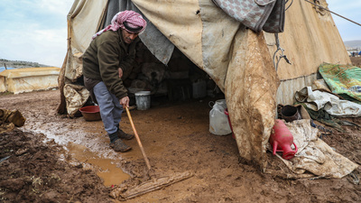 Ateşten kaçıp 'çamurda' yaşıyorlar!