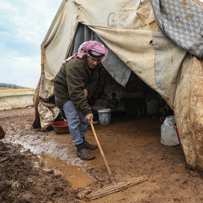 Ateşten kaçıp 'çamurda' yaşıyorlar!