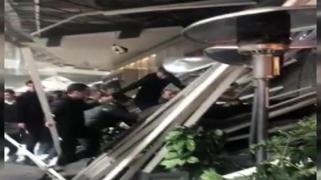 AVM'de kafenin asma tavanı çöktü!