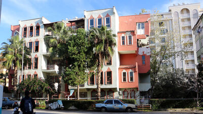 Kiraladığı ev başına yıkıldı