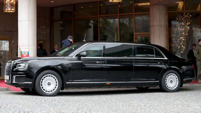 Arabasını yanında getirdi