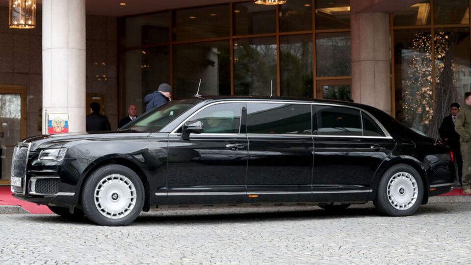 Arabasını yanında getirdi