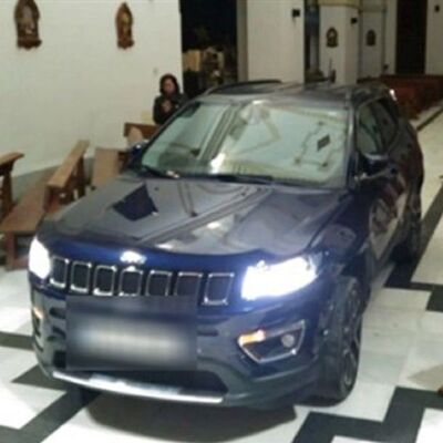 Kiliseye arabayla dalan adam: "Şeytandan kaçtım!"