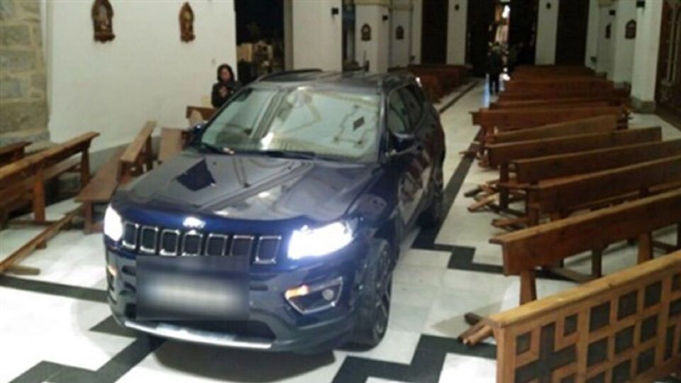 Kiliseye arabayla dalan adam: "Şeytandan kaçtım!"