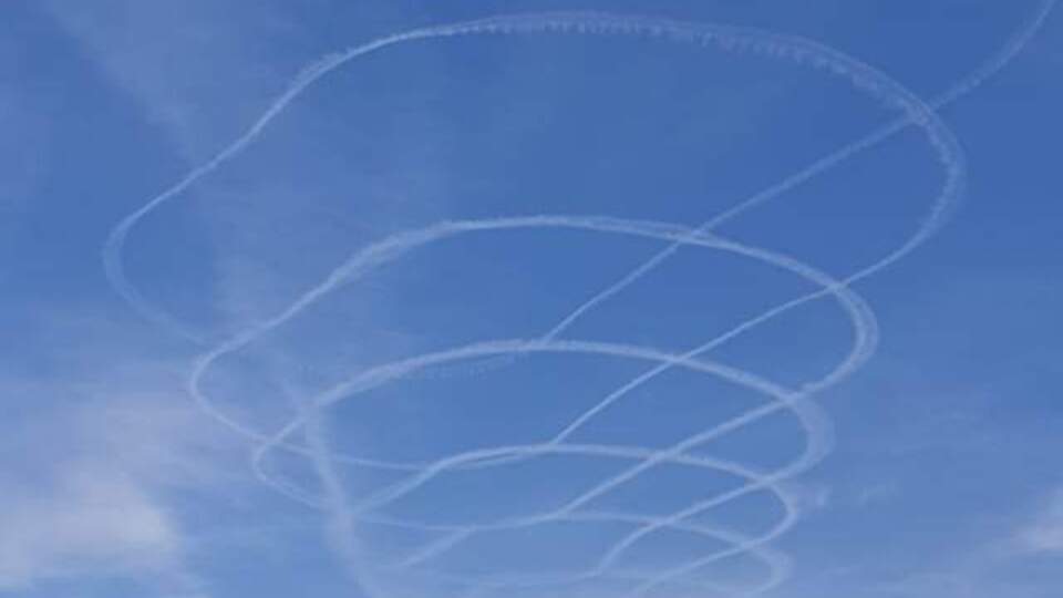 Sınırda merak uyandıran duman çizgileri