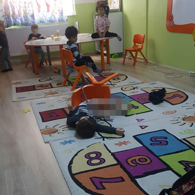 Çocukları anaokulunda sandalyeye iple bağlamışlar