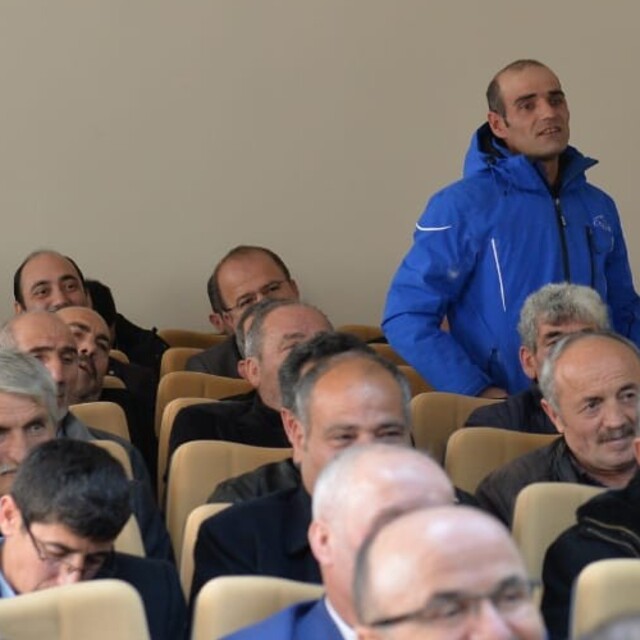Muhtarın dil sürçmesi valiyi güldürdü