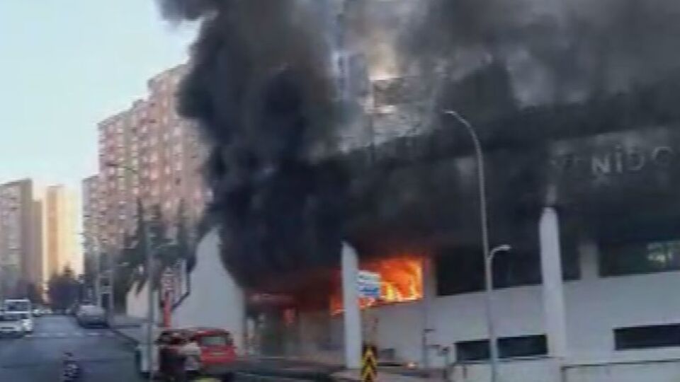 Başakşehir'de yangın! Okul tahliye edildi