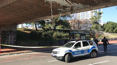 Beşiktaş'ta vinç üst geçide çarptı