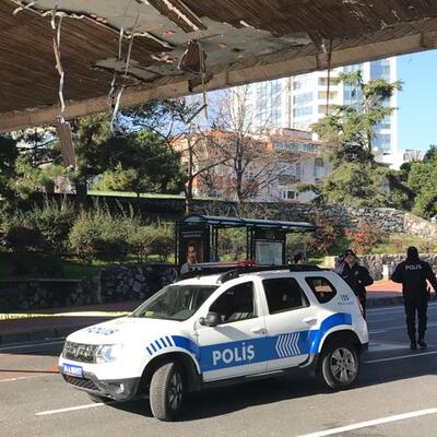 Beşiktaş'ta vinç üst geçide çarptı