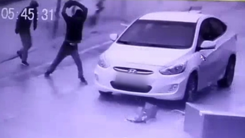 Camı böyle kırıp, çaldılar