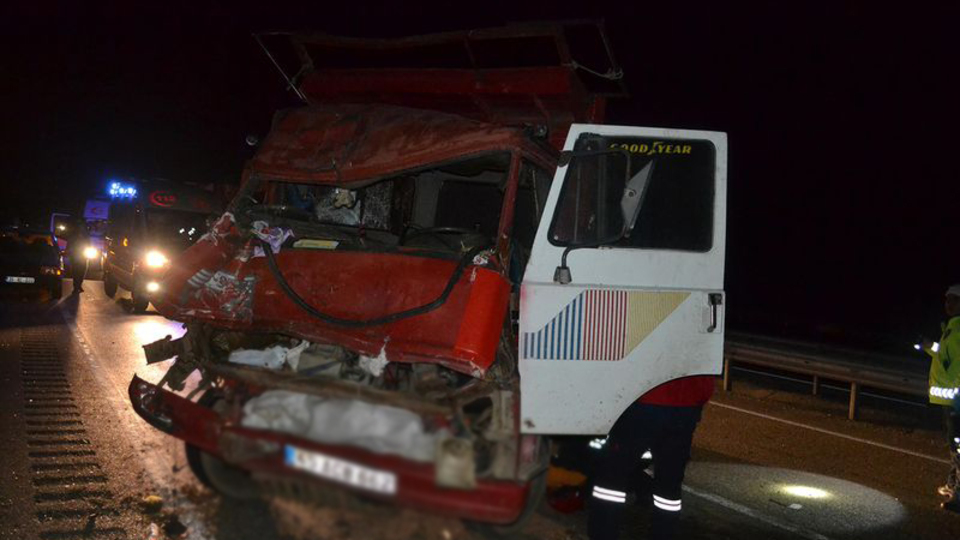 Kamyonet TIR'a çarptı: 1 ölü, 2 yaralı