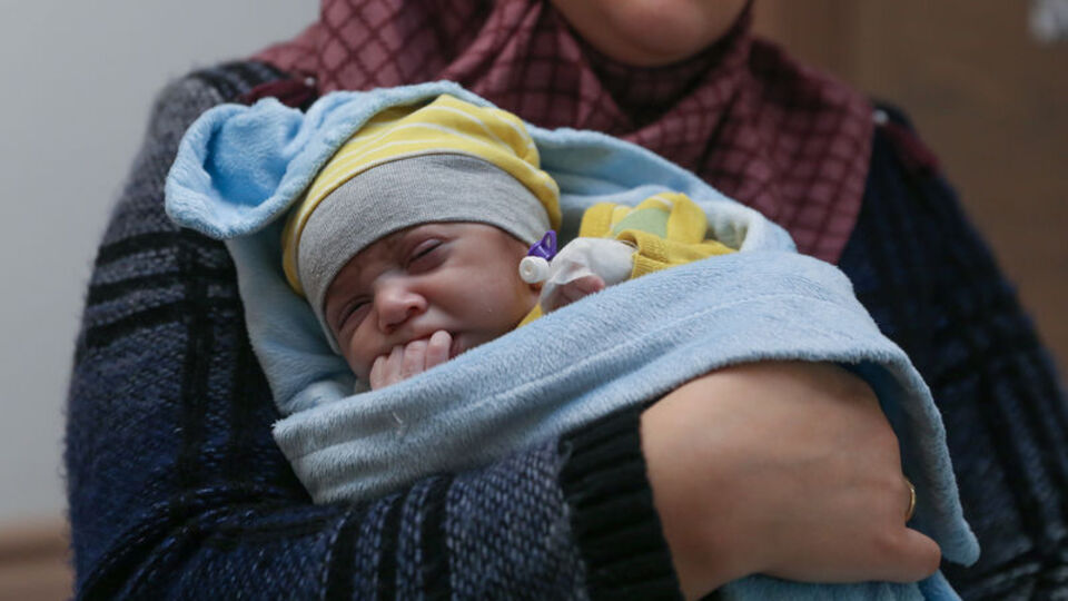 "Yaşamaz" demişlerdi! Ömer bebek kazandı