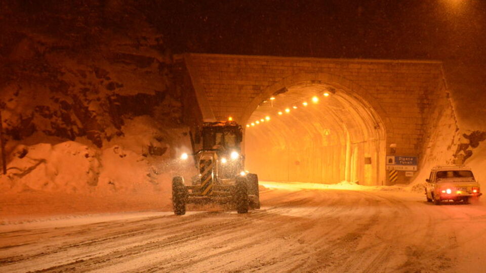 Zigana'da yoğun kar! Ulaşım durma noktasına geldi