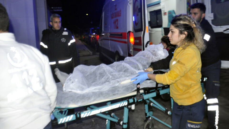 Yolda yürüyen kadın bıçaklandı