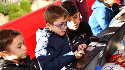 Minibüs ile kodlama turuna çıktı