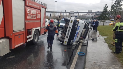 Su tankeri devrildi:2 yaralı!