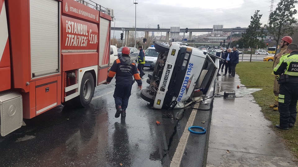 Su tankeri devrildi:2 yaralı!