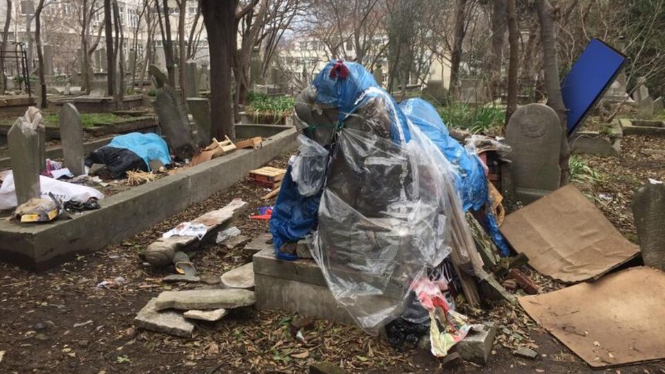 Tarihi Maçka Mezarlığı yok oluyor!