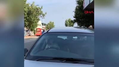 Arabada sıkıldı... Sahibini böyle çağırdı