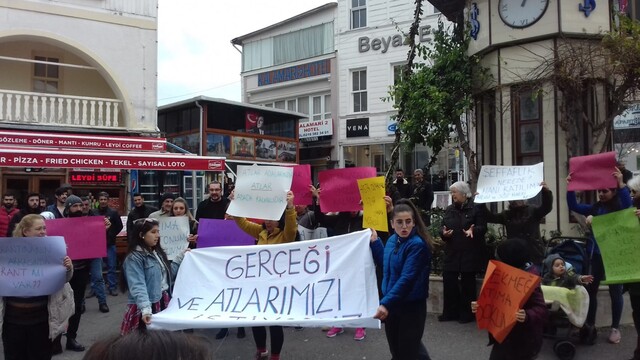 Ada sakinleri ile faytoncular gösteri düzenledi