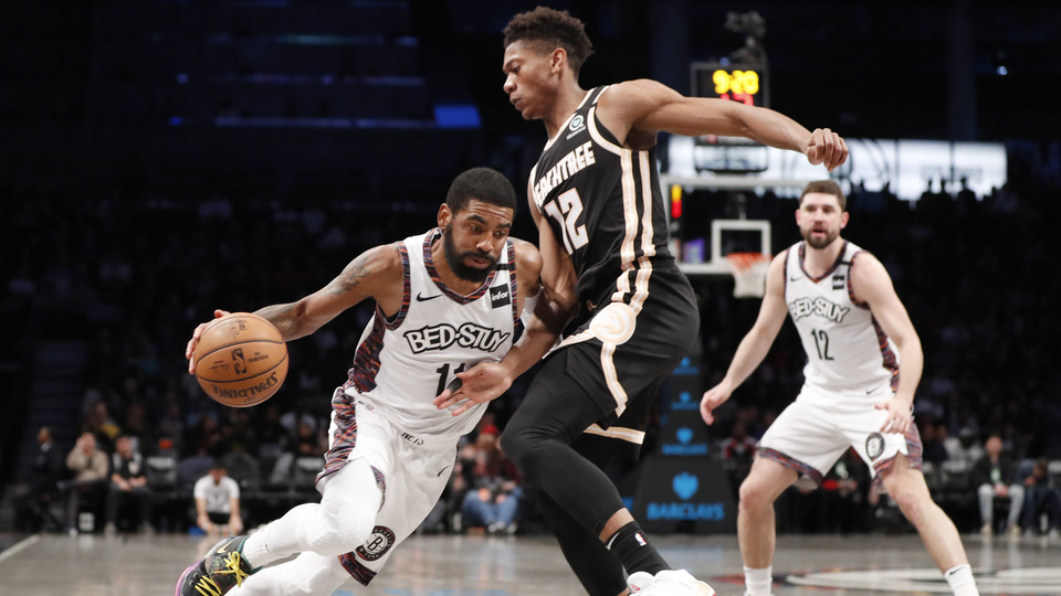 Irving 2 ay sonra parkelere döndü