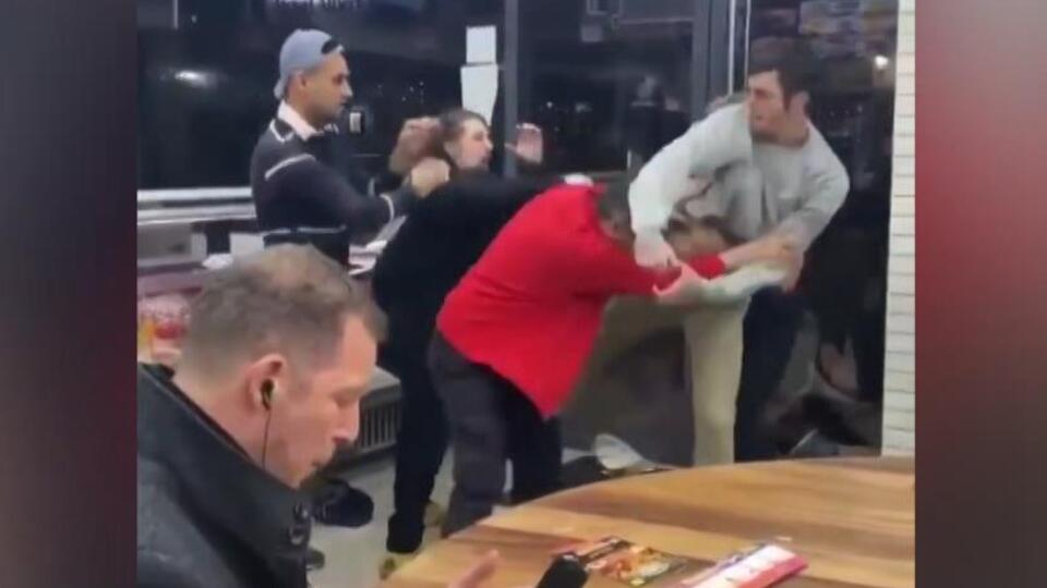 Ortalık birbirine girdi, o yemeğine devam etti!