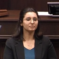 Şehit babasının çiçeği ile kürsüye çıktı