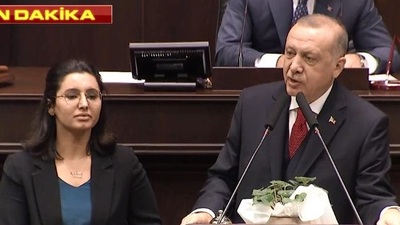 Şehit babasının çiçeği ile kürsüye çıktı