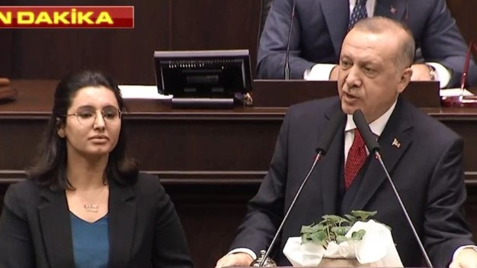 Şehit babasının çiçeği ile kürsüye çıktı