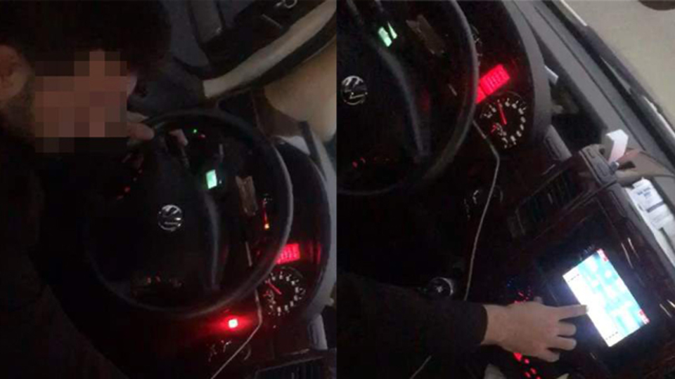 Yolcu minibüsünü kullanırken okey oynadı