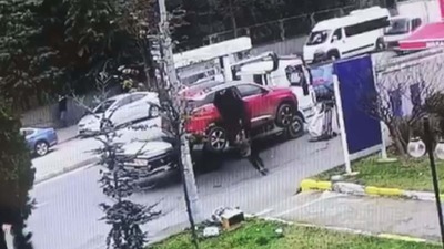 Çekicinin kaldırdığı araçtan düşen kadın yaralandı