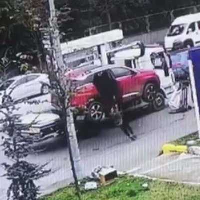 Çekicinin kaldırdığı araçtan düşen kadın yaralandı