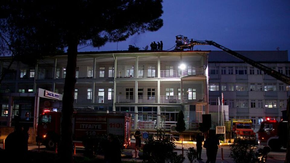 Hastane çatısındaki yangın korkuttu