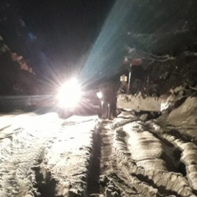 Karabük'te 8 kişi karda mahsur kaldı