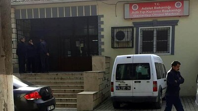 Eşini bıçaklayıp canına kıydı!