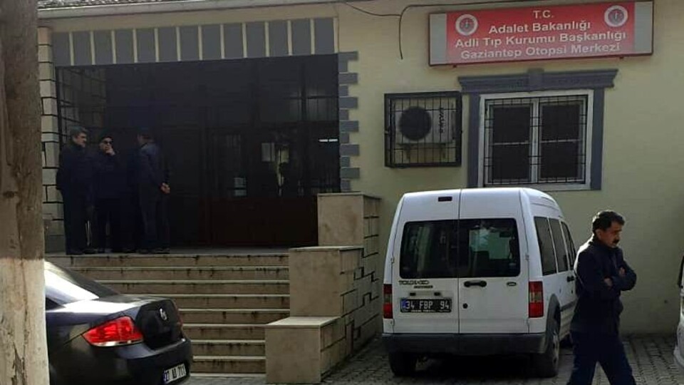 Eşini bıçaklayıp canına kıydı!