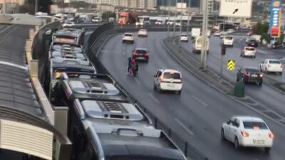 Metrobüs durağında akılalmaz görüntü!