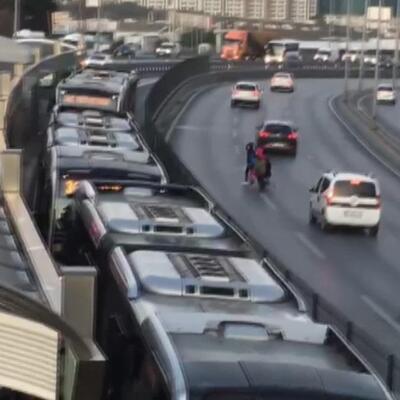 Metrobüs durağında akılalmaz görüntü!