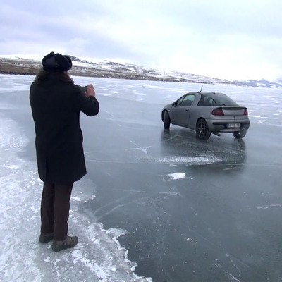 Buz tutan gölde drift yaptılar!