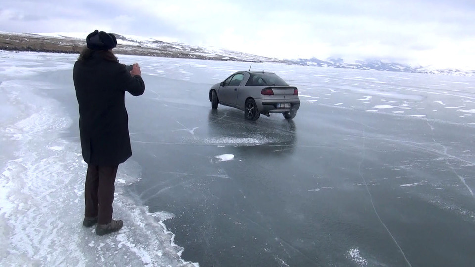 Buz tutan gölde drift yaptılar!